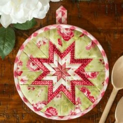 Folded Star Hot Pad Pattern By Plum Easy Patterns -Alibabette shop FoldedStarHotPad Sophie Green Instagram1